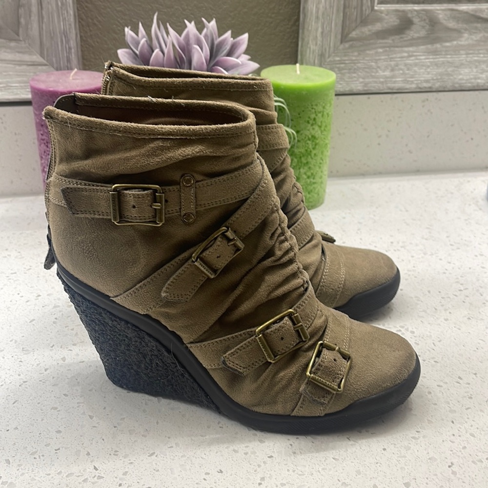 Simply Vera Brown Wedges